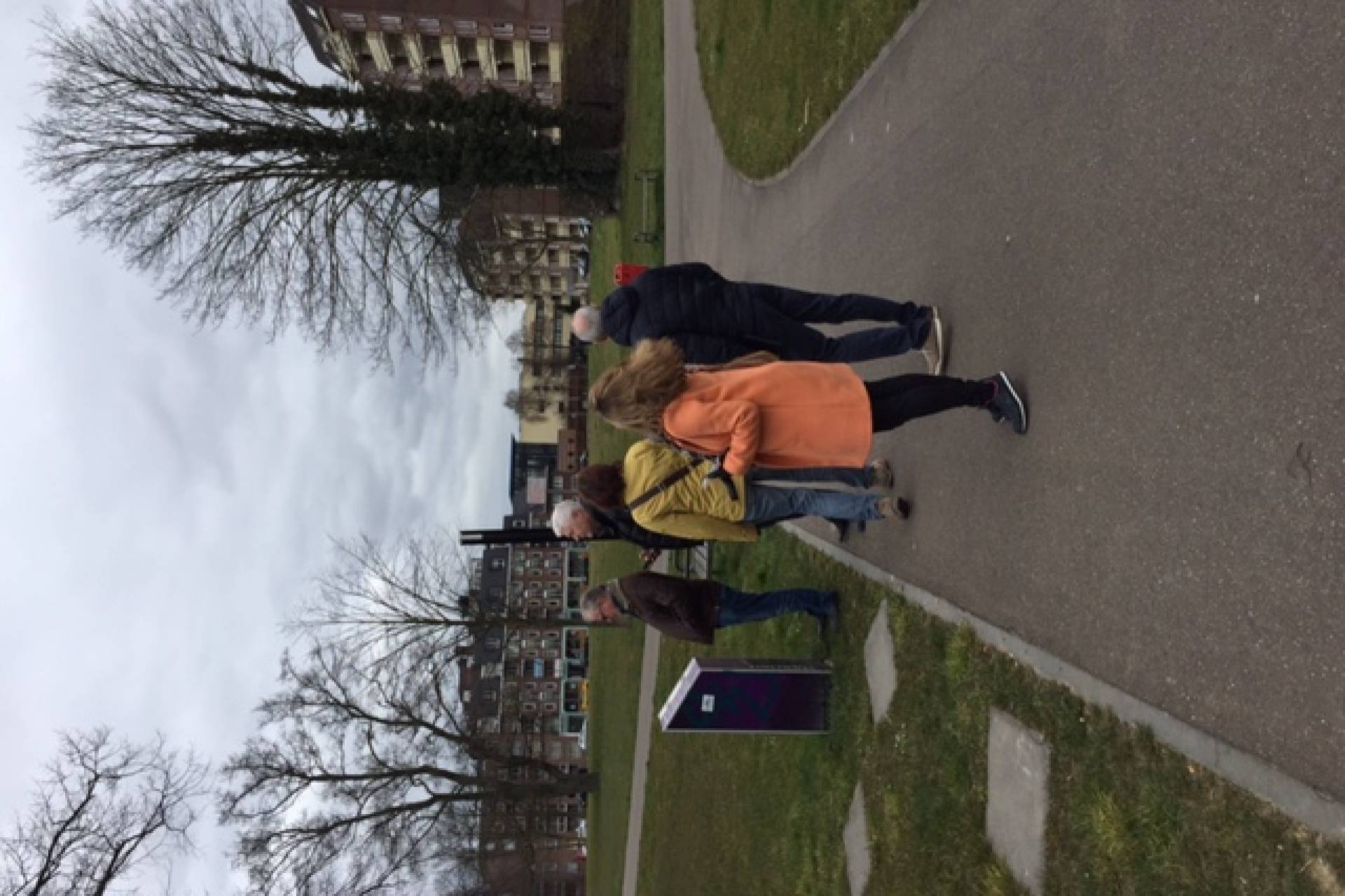 Hans leest de tekst voor bij Lange Jan