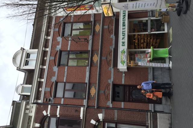 Susan en haar broer bij hun ouderlijk huis! - Afbeelding 7 van 13