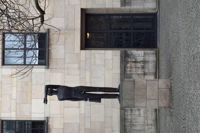 De mijnwerker met arm voor de ogen en de mijnlamp - Afbeelding 9 van 13